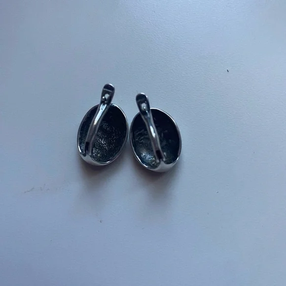 Elegant Silver Swirl Earrings🩶🤍 - Picture 4 of 5